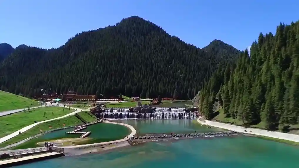 双节遇‘疆’美:乌鲁木齐成旅游新顶流