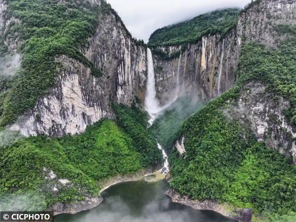水畔静坐,等风来:一场视觉与心灵的清凉之旅