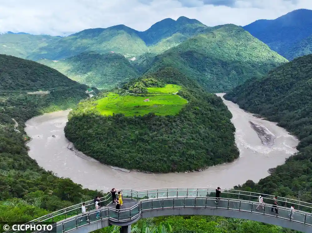 水畔静坐,等风来:一场视觉与心灵的清凉之旅