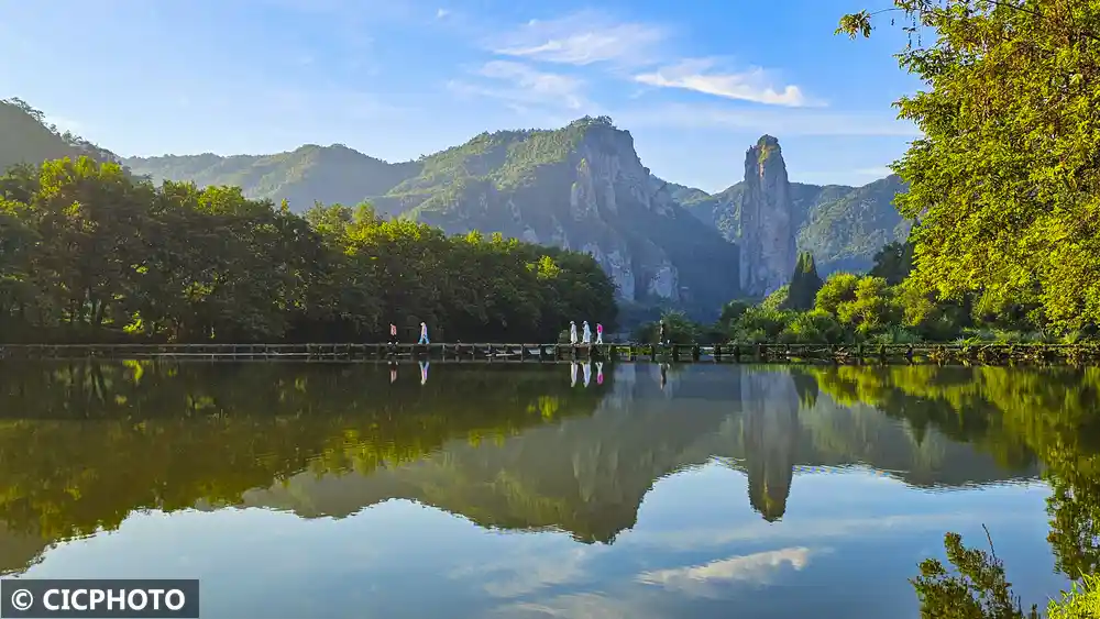 水畔静坐,等风来:一场视觉与心灵的清凉之旅