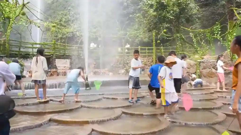 新华视点｜暑期文旅热力全开：清凉避暑与沉浸式主题展引爆消费新潮流