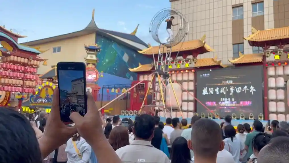 新华视点｜暑期文旅热力全开：清凉避暑与沉浸式主题展引爆消费新潮流