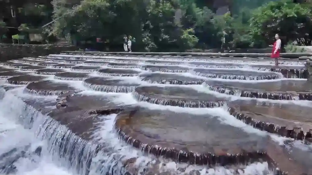 新华视点｜暑期文旅热力全开：清凉避暑与沉浸式主题展引爆消费新潮流