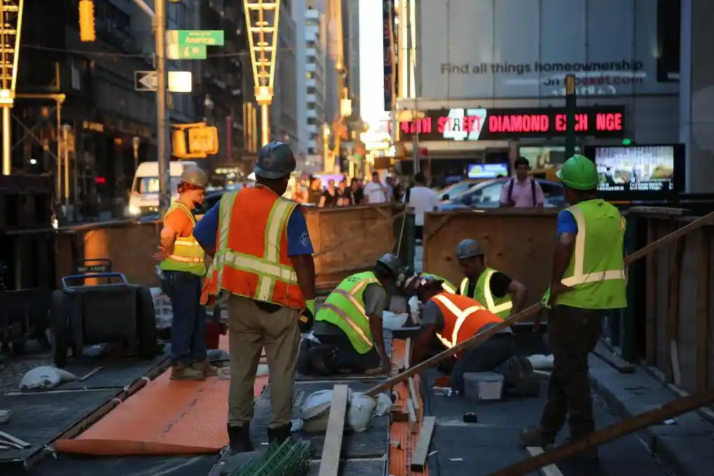 重压之下，120万移民悄然离场：美国劳动力市场暗藏危机